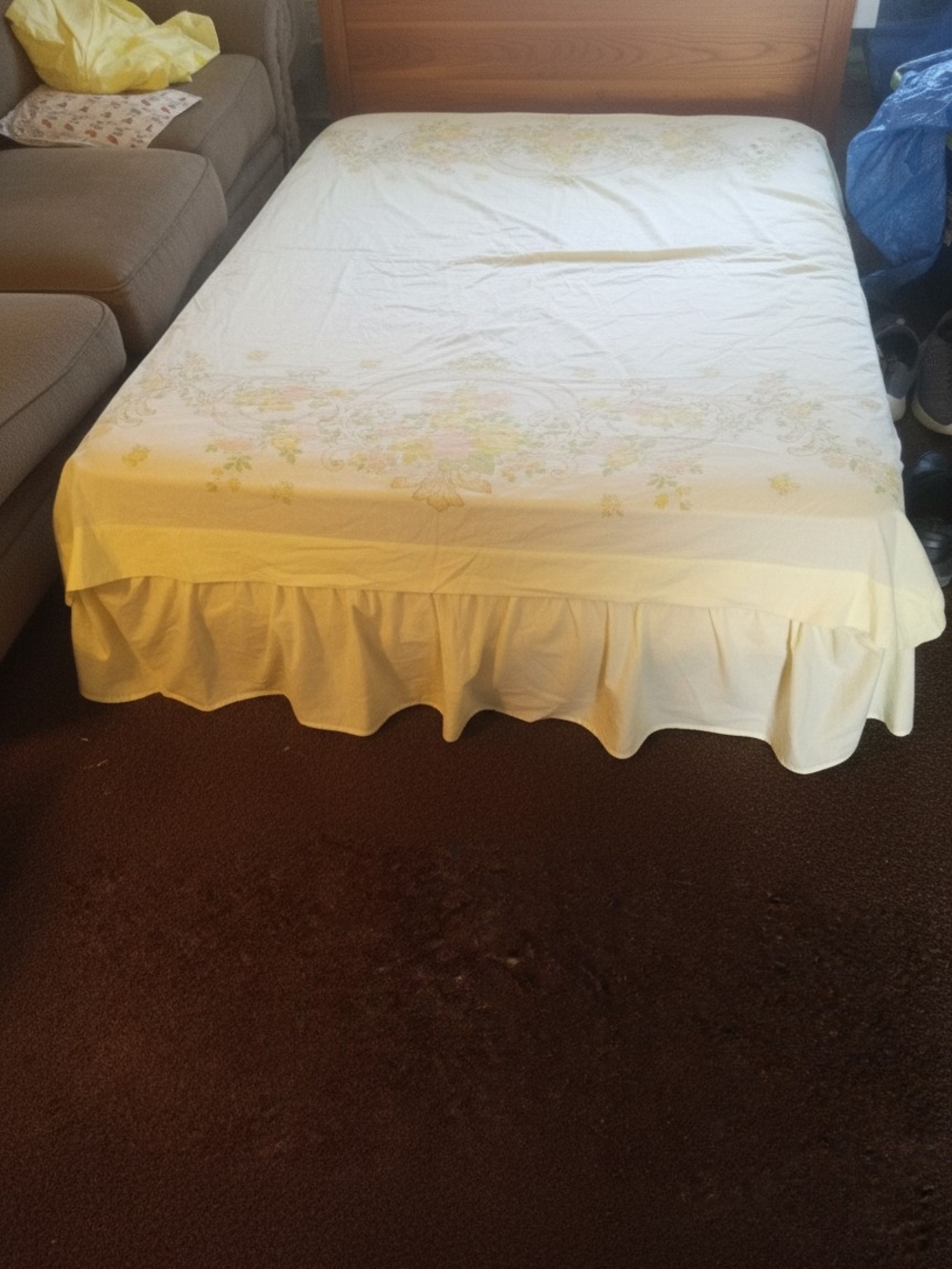 Source Unknown Cream Floral Bed Skirt and Top Sheet Set